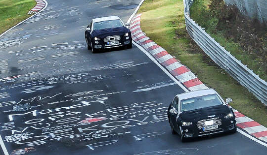 모터스포츠의 성지이자 수많은 레이서의 목숨을 앗아가 '녹색 지옥(The Green Hell)'이라 불리는 '뉘르부르크링 서킷'에서 현대자동차의 고급 브랜드 제네시스의 신차 'EQ900'이 14일(현지시각) 모습을 드러내고 있다. 이 곳은 벤츠, BMW, 포르쉐 등 수 많은 고급차 브랜드들의 테스트 센터들이 모여 있는 곳으로 신차들이 마지막 테스트를 위해 필수적으로 거치는 코스이기도 하다. < 현대기아차 제공 >